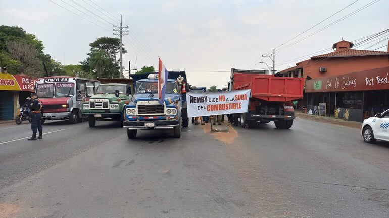 Uno de los puntos de encuentro de los camioneros fue sobre la ruta Py 01(ex Acceso Sur).