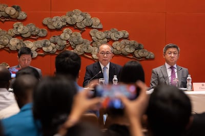 El representante especial de China para Asuntos de América Latina, Qin Xiaoqi (centro), y el embajador Chen Dong (derecha) se dirigen a los periodistas durante una rueda de prensa en Pekín, China, el 12 de octubre de 2026.