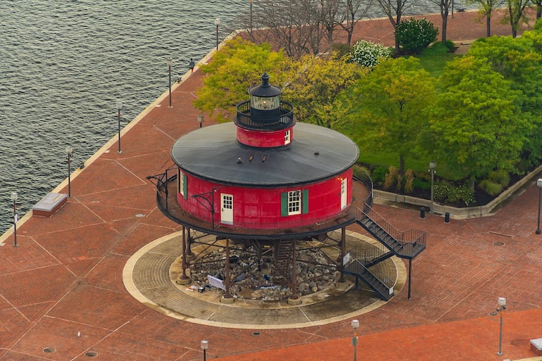 Faro rojo histórico Seven Foot Knoll en el puerto interior en Baltimore, Maryland en Estados Unidos.