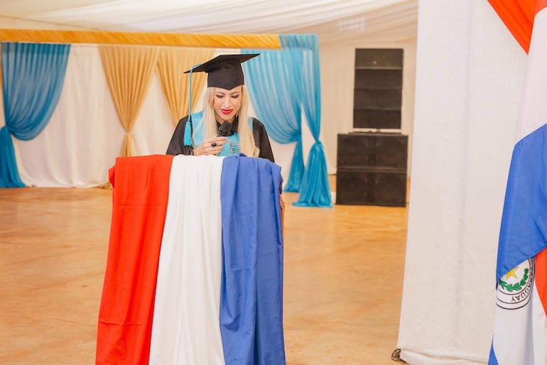 La concejala colorada de Lambaré, Carolina González, en una ceremonia de egreso en el IFD Nuestra Señora Stella Marys, de su propiedad.