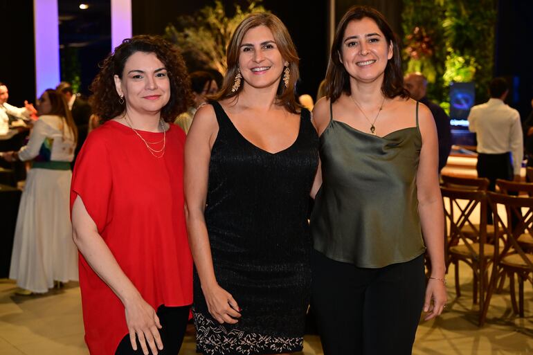 Victoria Malvetti, Fabiola Romero y Helen López.