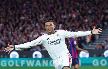 El delantero francés Kylian Mbappé Lottin sale a celebrar el segundo tanto de Real Madrid en su victoria en el clásico frente a FC Barcelona, disputado en el estadio Camp Nou. (Foto: Real Madrid)