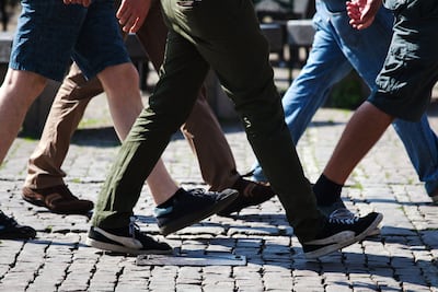 Varias personas caminando.