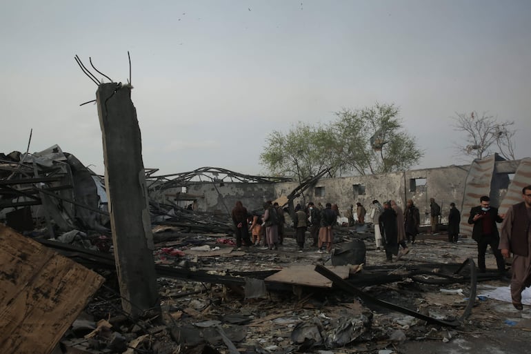 Trabajadores municipales afganos retiran escombros del lugar tras los ataques aéreos paquistaníes contra el Hospital de Tratamiento de Adicciones Omid en Kabul, el 17 de marzo de 2026.