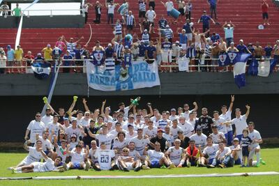 Jugadores y directivos del Sp. 2 de Mayo. Atrás, los hinchas.