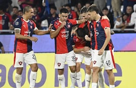 Los futbolistas de Cerro Porteño celebran un gol en el partido frente a Palmeiras por la fecha 3 de la fase de grupos de la Copa Libertadores 2026 en La Nueva Olla, en Asunción, paraguay.