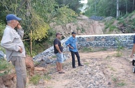 Los pobladores reclaman a las autoridades del MOPC la culminación de la construcción del puente en Acahay.
