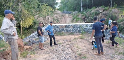 Los pobladores reclaman a las autoridades del MOPC la culminación de la construcción del puente en Acahay.