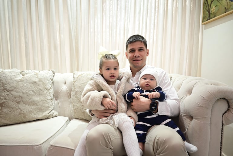 Charles con Izibelle y Dashiell.