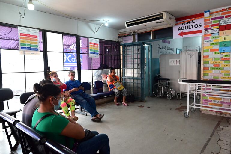 En el Hospital General Barrio Obrero, los pacientes reclamaron falta de medicinas y largas horas de espera.