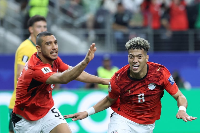 Emam Ashour festeja su gol en compañía de Ramy Rabia. Con el juego aéreo, Egipto pudo romper el cero.