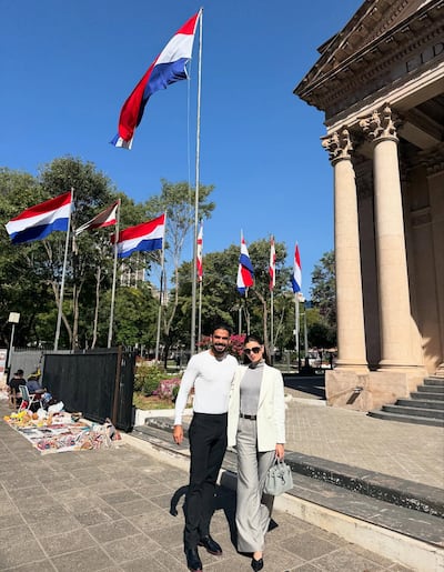 Nadia Ferreira junto a Carlos Adyan, presentador de Telemundo, frente al Panteón de los Héroes.