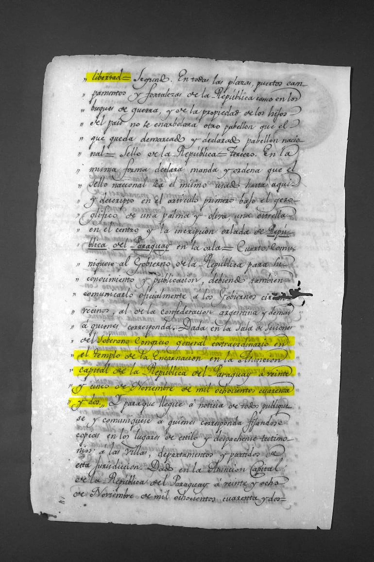 Documento manuscrito con texto antiguo y resaltado en amarillo, que discute la bandera nacional.