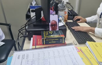 La funcionaria de la UNA, Evelin Paredes, procesada por las amenazas que recibió el periodista Carlos Benítez.