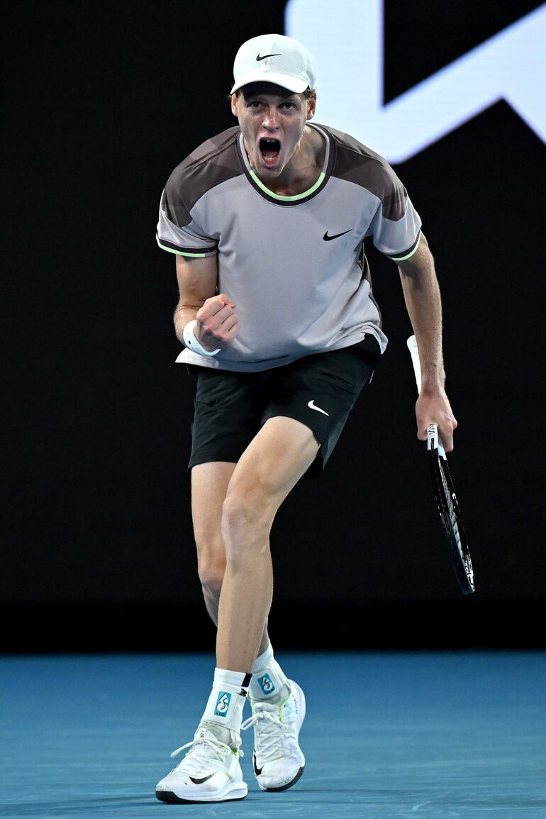 El italiano Jannik Sinner (4º) venció al ruso Andrey Rublev y medirá a Djokovic.
