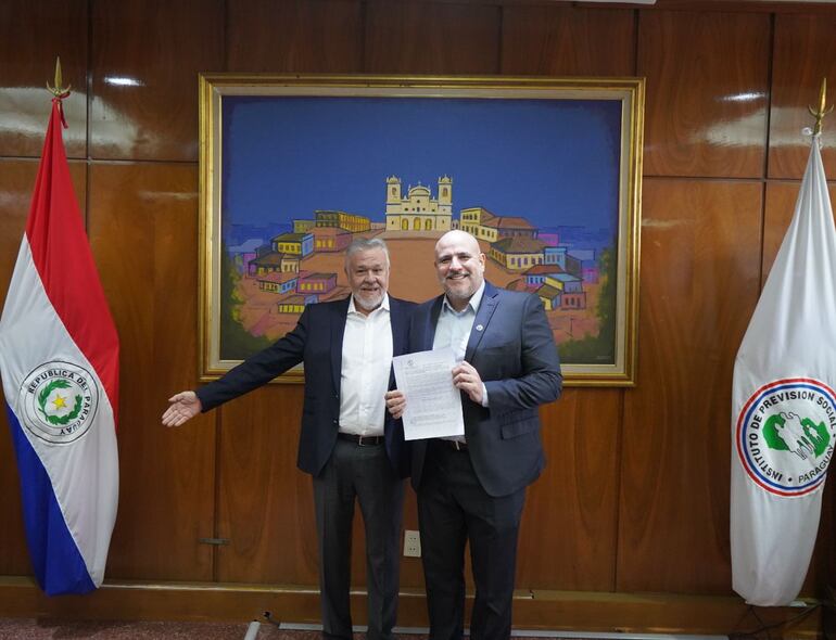 A la izquierda el Dr. Jorge Brítez, presidente del IPS, junto al Dr. Carlos Morínigo, el nuevo gerente de Salud de la previsional.