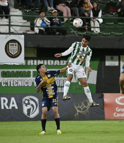 El ñuense Víctor Cabañas salta y despeja el balón ante la inacción de Tobías Morínigo.