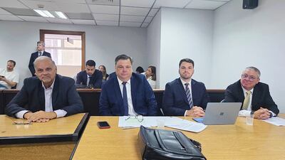 Joaquín Roa (1° de la izquierda), ex ministro de la Secretaría de Emergencia Nacional, junto al equipo de abogados que ejerce su defensa.