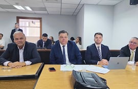 Joaquín Roa (1° de la izquierda), ex ministro de la Secretaría de Emergencia Nacional, junto al equipo de abogados que ejerce su defensa.