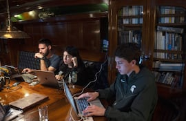 Jóvenes participantes del Proyecto Darwin200 trabajan en el interior del buque Oosterschelde, el 8 de marzo de 2024, en Valparaíso (Chile). El centenario barco a vela neerlandés Oosterschelde, que recrea la expedición científica en la que Charles Darwin dio la vuelta al mundo, llegó este jueves a las Islas Galápagos (Ecuador), el archipiélago considerado un laboratorio natural donde el científico británico se inspiró para desarrollar su teoría de la selección natural y evolución de las especies en el siglo XIX.