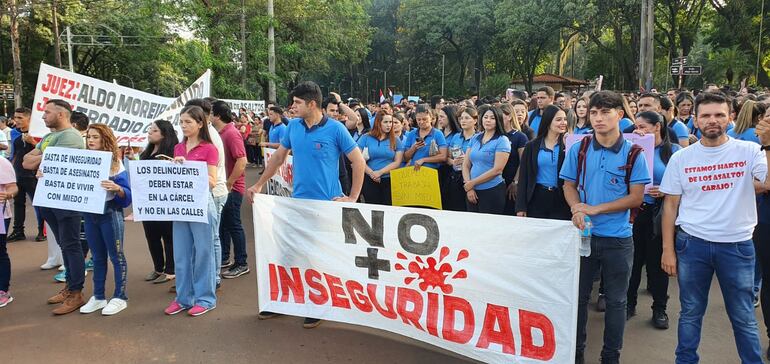 Una gran cantidad de manifestantes llegaron frente a la Municipalidad de Ciudad del Este.