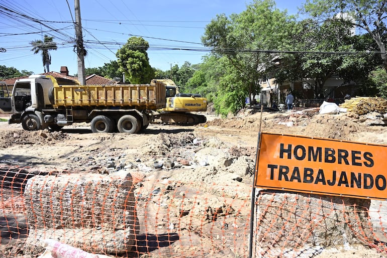 Camiones y tractores parados en la zona de obras.