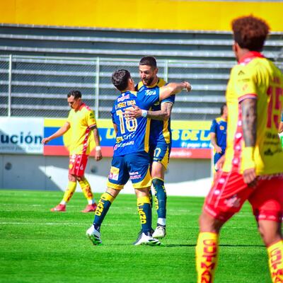 Osmar Fernández festeja su gol para el Delfín, que perdió por 2-1 contra Aucas, en Ecuador.
