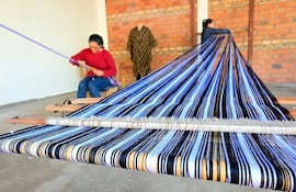 La elaboración del poncho de 60 listas en Piribebuy no es solo una artesanía, sino un legado cultural que mantiene viva la identidad y el orgullo de su gente.