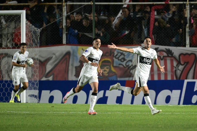 Alex Franco festeja su gol y el triunfo de Olimpia ante Barracas Central