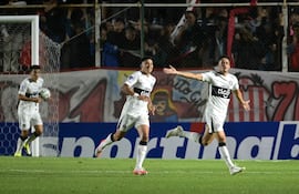 Alex Franco sale despedido a festejar el segundo gol de Olimpia con el que se llevaron el triunfo de Buenos Aires.