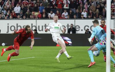 AUGSBURG (Germany), 04/04/2025.- Harry Kane of Bayern scores the 1-2 goal during the German Bundesliga soccer match between FC Augsburg and FC Bayern Munich in Augsburg, Germany, 04 April 2025. (Alemania) EFE/EPA/RONALD WITTEK CONDITIONS - ATTENTION: The DFL regulations prohibit any use of photographs as image sequences and/or quasi-video.