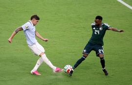 La estrella celeste, Federico Valverde dispara el balón ante el saudí Moteb Al-Harbi, en una de las innumerables ocasiones en la complementaria. Foto FIFA