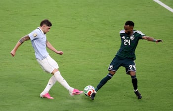La estrella celeste, Federico Valverde dispara el balón ante el saudí Moteb Al-Harbi, en una de las innumerables ocasiones en la complementaria. Foto FIFA