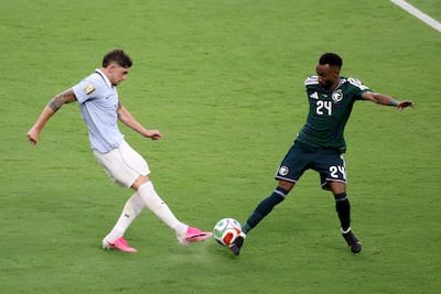 La estrella celeste, Federico Valverde dispara el balón ante el saudí Moteb Al-Harbi, en una de las innumerables ocasiones en la complementaria. Foto FIFA
