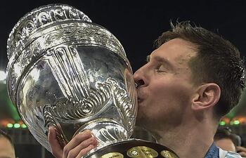 Lionel Messi besa el trofeo de la Copa América, cuando Argentina conquistó en el 2021 superando en la final a Brasil.