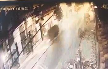 Momento del vuelco del vehículo en el que fallecieron tres jóvenes en Luque.