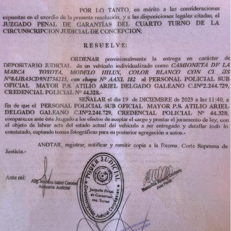 Documento emitido en 2023 en Concepción por la entonces jueza Honorina Acosta Cantero y la entonces actuaria judicial Rossana Isabel Coronel, de adjudicación de una camioneta mau a un policía como depositario judicial.