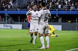 Carlos Arrúa celebra el tanto de apertura en el marcador, acompañado por Derlis González, autor de la segunda anotación decana. (Foto: APF)