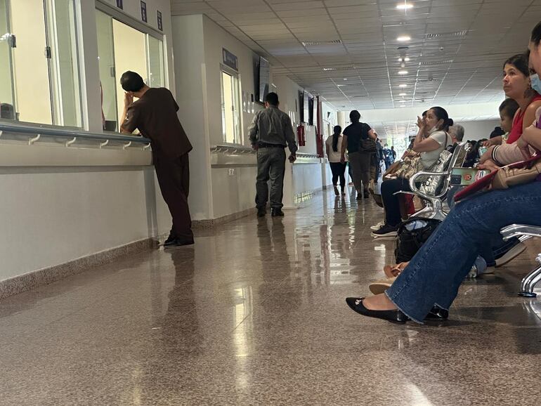Hospital General de Itapúa: a cuatro meses de funcionamiento hay falta de insumos, medicamentos y lentitud en la atención