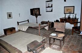 En el interior de la Casa - Oratorio Cabañas se pueden apreciar imágenes sacras y mobiliario de la época colonial.