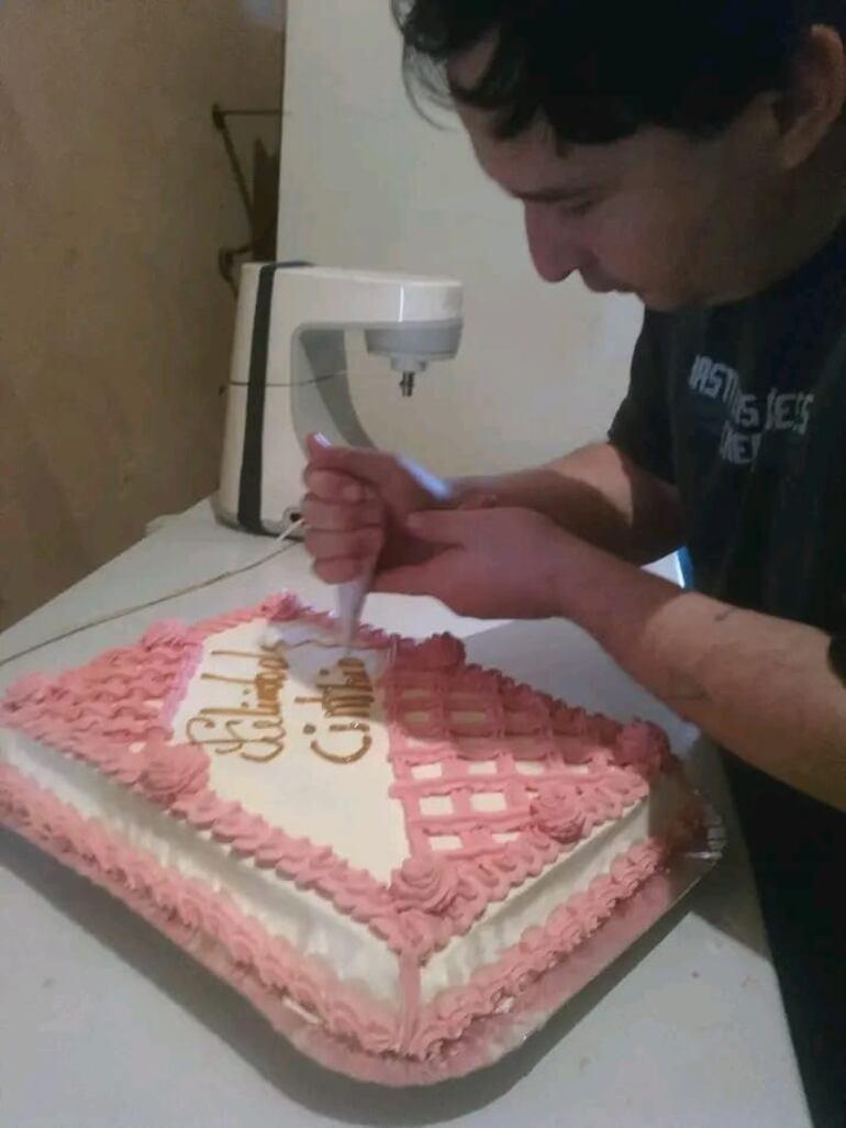El toque final a la torta fabricada por la familia.