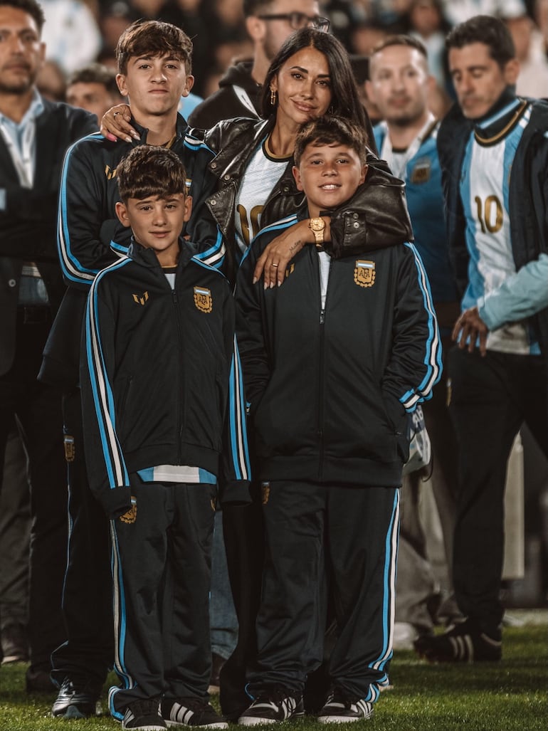 Antonela Roccuzzo con sus hijos Thiago, Mateo y Ciro en la despedida de papá Leo Messi de la Selección Argentina de Fútbol. (Instagram/Antonela Roccuzzo)