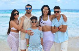¡Hermosa familia! Gloria Vera y Julio César Cáceres con sus hijos Carmen, Kevin y Thiago a orillas del Caribe.