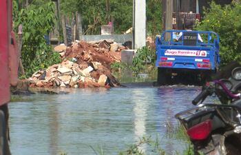 Las aguas del río ya toman las calles del Bañado Sur.