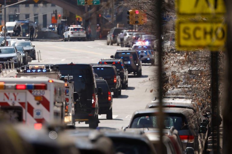 La policía estadounidense traslada a Nicolás Maduro y a Cilia Flores hacia la penitenciaría de Brooklyn tras concluir la audiencia esta mañana.