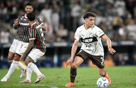 El argentino Tomás Silva, futbolista de Platense, disputa el balón en un partido frente a Fluminense por la ida de los cuartos de final de la Copa Libertadores 2026 en el estadio Maracaná, en Río de Janeiro, Brasil.