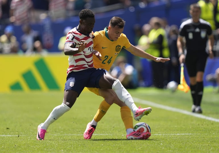 Folarin Balogun de EE. UU. (I) y Paul Okon-Engstler de Australia en acción durante el partido de la fase de grupos de la Copa Mundial de la FIFA 2026 entre EE. UU. y Australia, en Seattle, EE. UU..