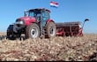 Un tractor agrícola en un campo de cultivo de soja en Alto Paraná.