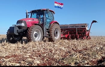 Un tractor agrícola en un campo de cultivo de soja en Alto Paraná.