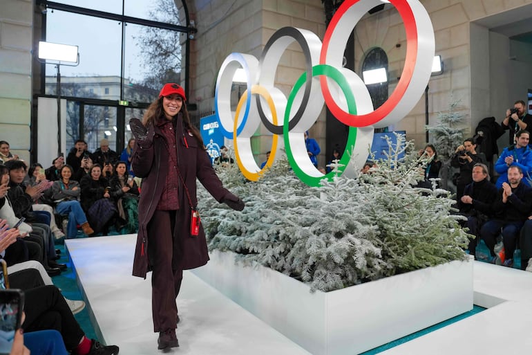 La canadiense Melissa Humana-Paredes presenta sus creaciones durante la Muestra de Moda de Invierno de los Juegos Olímpicos, en el marco de los Juegos Olímpicos de Invierno Milano Cortina 2026, que se celebrarán en Milán el 4 de febrero de 2026.